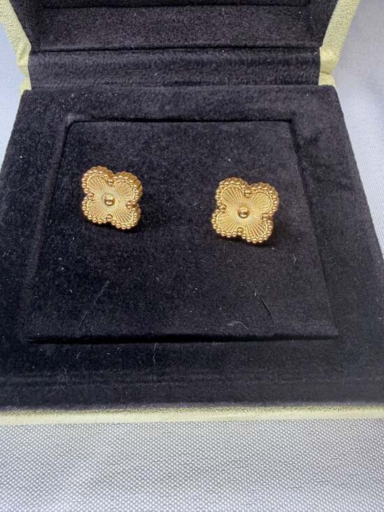 Elegant 18k Gold Plated Guilloche Clover Stud Earrings - Picture 4 of 5